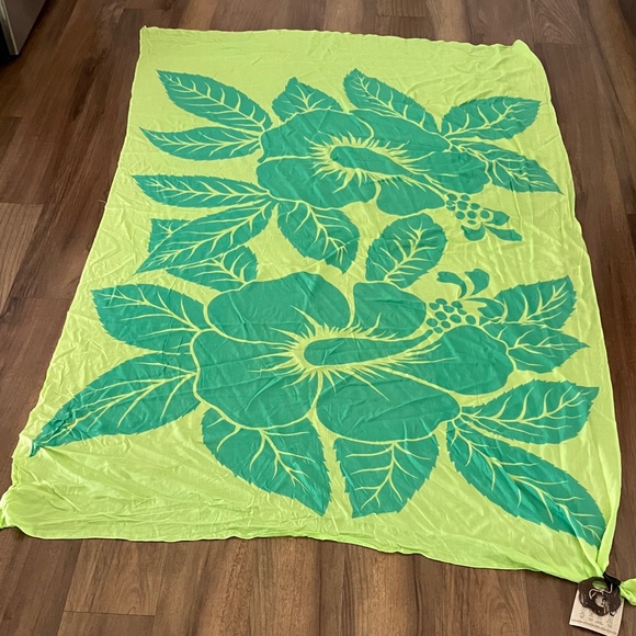 Casual Movements Green Hibiscus Premium Rayon Sarong - Picture 2 of 5